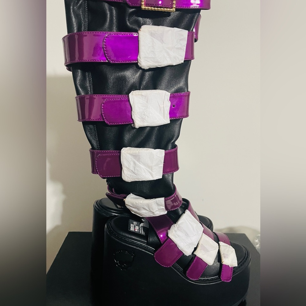 BRAND NEW Clawdeen platform heels